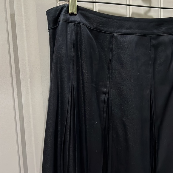 EUC Kenneth Cole Black Silk Pleated Flowy Skirt Lined Side Zipper Wednesday - Picture 2 of 5